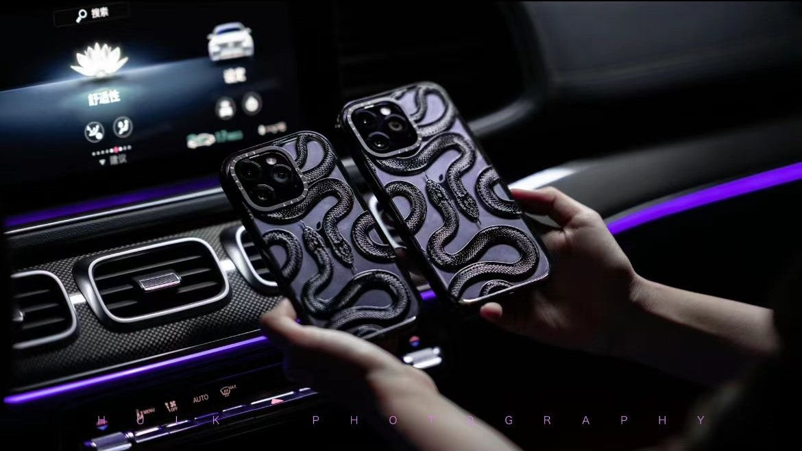 حافظة آيفون كينغ سنيك سوداء