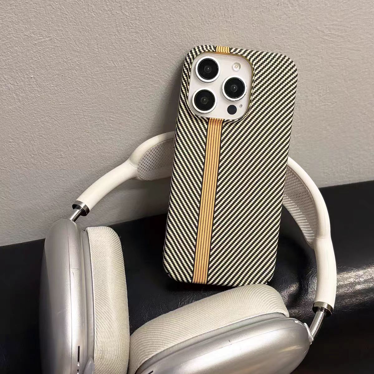 ミニマリストのカラーブロックカーボンファイバーパターンフォンケース