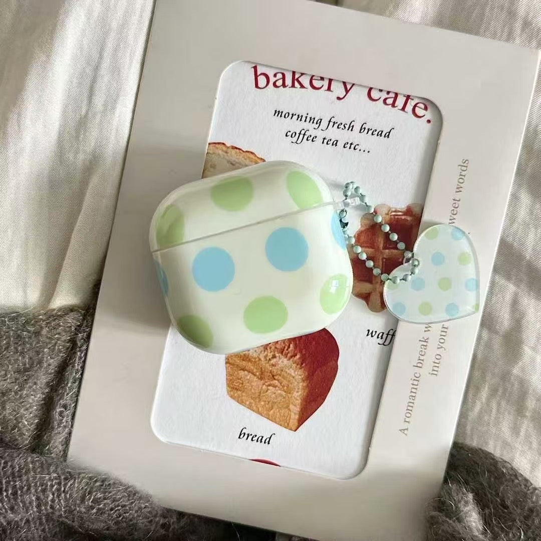 Polka Dot AirPods-Hülle mit Herzanhänger – Pastellblau und Grün