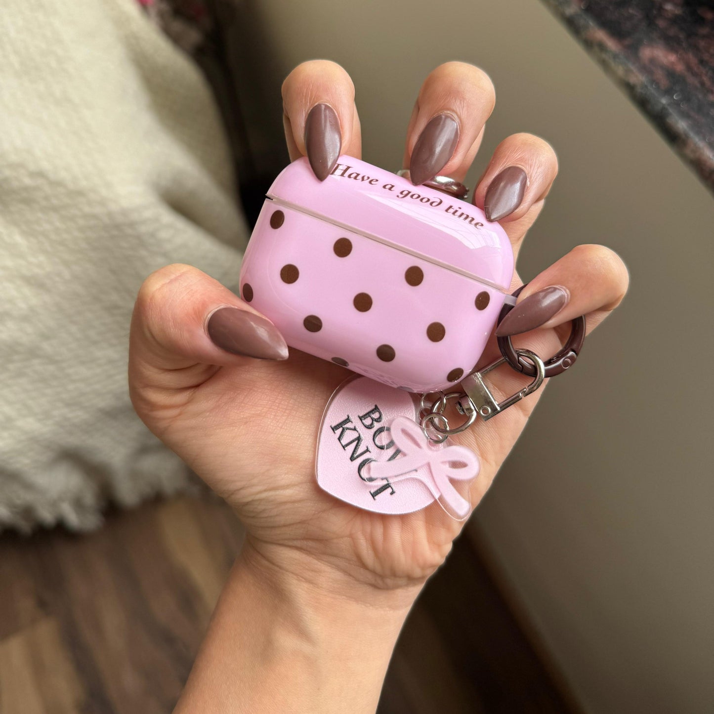 Rosa gepunktete AirPods-Hülle mit Herzanhänger – süße Schutzhülle